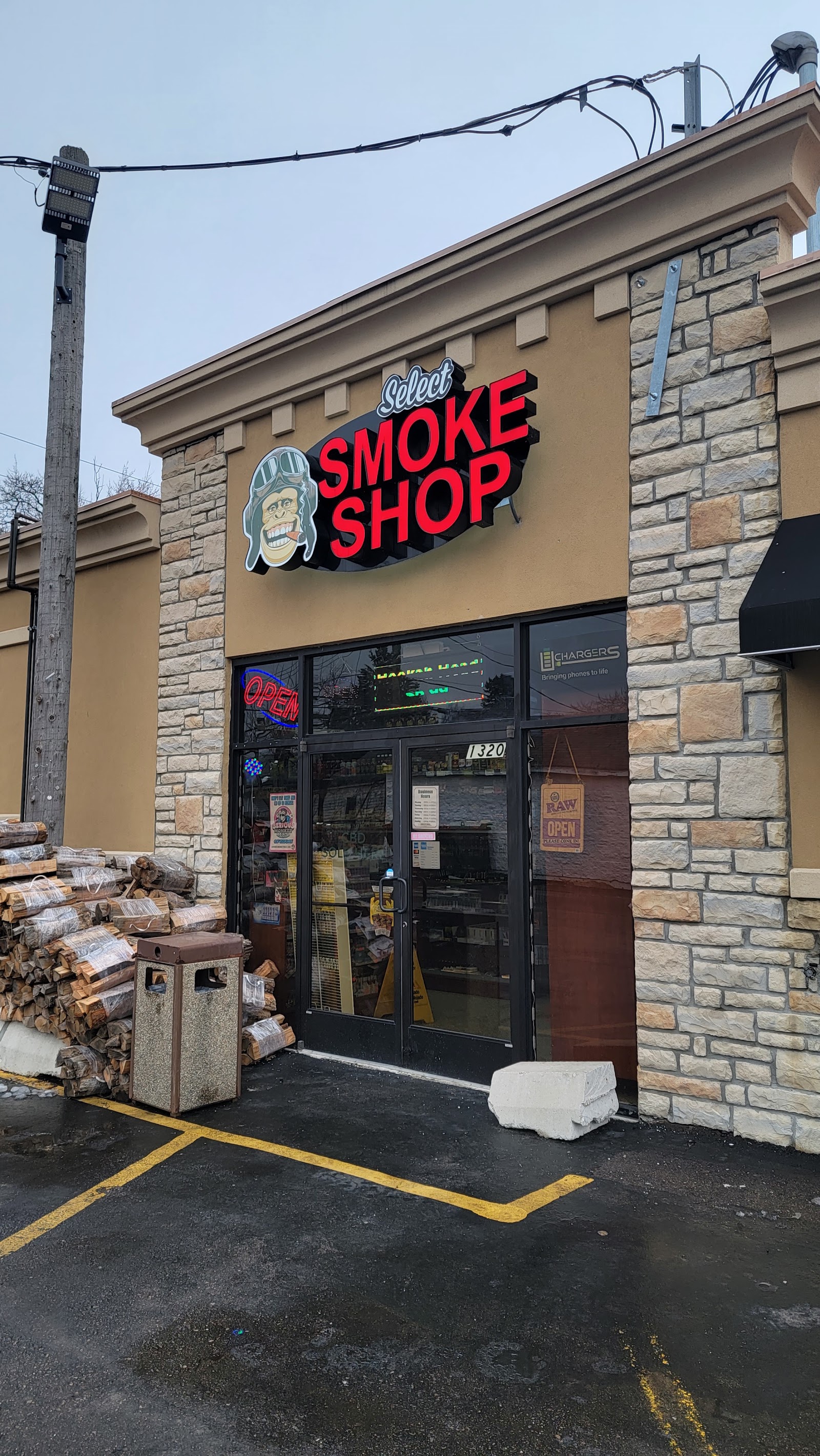 Select Smoke Shop — photo